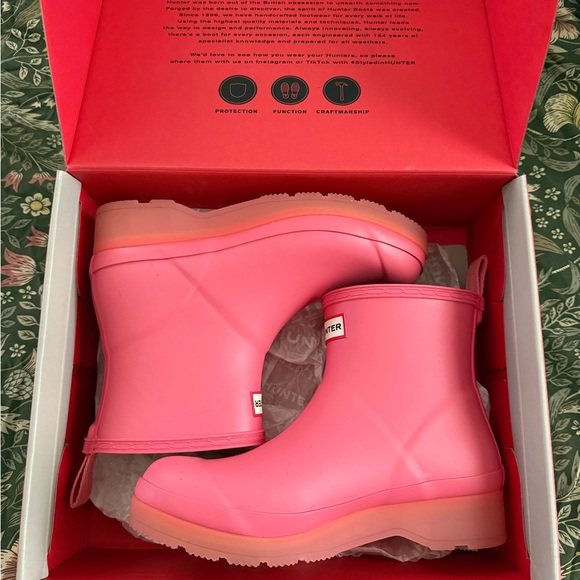Hunter Women’s Bright Pink Rain Boots (Like New) - Picture 2 of 10
